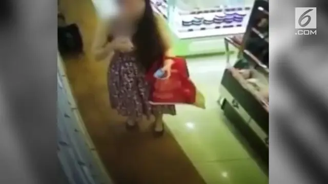 Entah apa alasan wanita ini sehingga nekat menyemprot parfum ke area organ intim di sebuah pusat perbelanjaan.