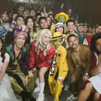 Genk Aries Yuki Kato, Bunga Citra Lestari, Vidi Aldiano, dan Ranggaz Laksmana di Pesta Ulang Tahun Bertema TV Show 90an. [@lunamaya]