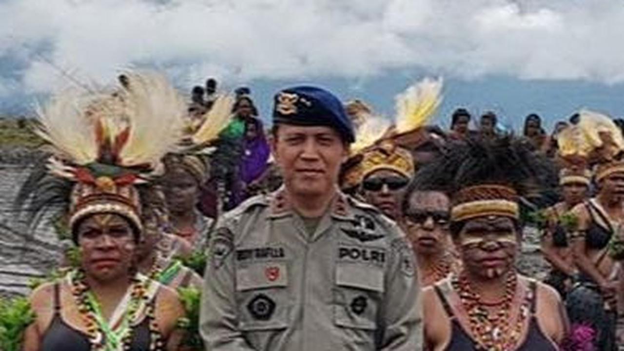 Meski begitu, mereka tidak ingin menyia-siakan momen tersebut. Alhasil, Boy Rafli bersama rekan Angkatan 88 berfoto bersama dengan latar belakang Tanah Papua.