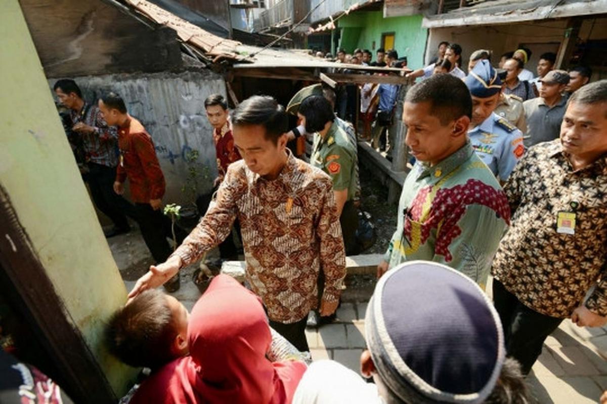 Presiden Jokowi bagi-bagi sembako di Kedoya