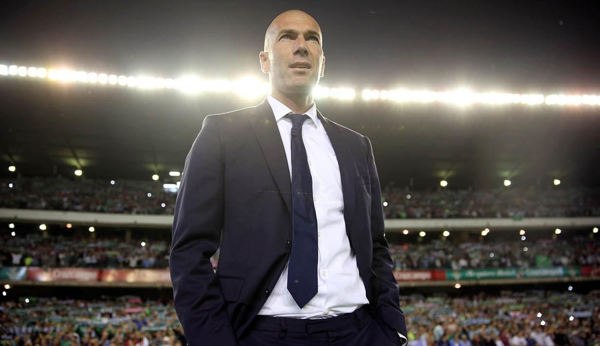 Pelatih Real Madrid, Zinedine Zidane, mengamati anak asuhnya melawan Real Betis pada laga La Liga di Stadion Benito Vilamarin, Seville, Minggu (15/10/2016). Madrid menang 6-1 atas Betis. (Reuters/Marcelo Del Pozo)