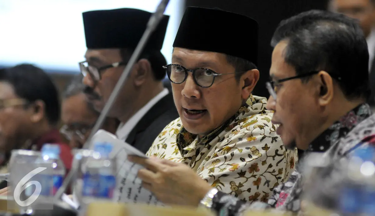 Menag Lukman Hakim Saifuddin berdiskusi saat Rapat Kerja dengan Komisi VIII DPR RI, Jakarta, Kamis (21/4). Rapat tersebut membahas peningkatan pelayanan dan perlindungan kepada Jemaah Haji (Liputan6.com/Johan Tallo) 