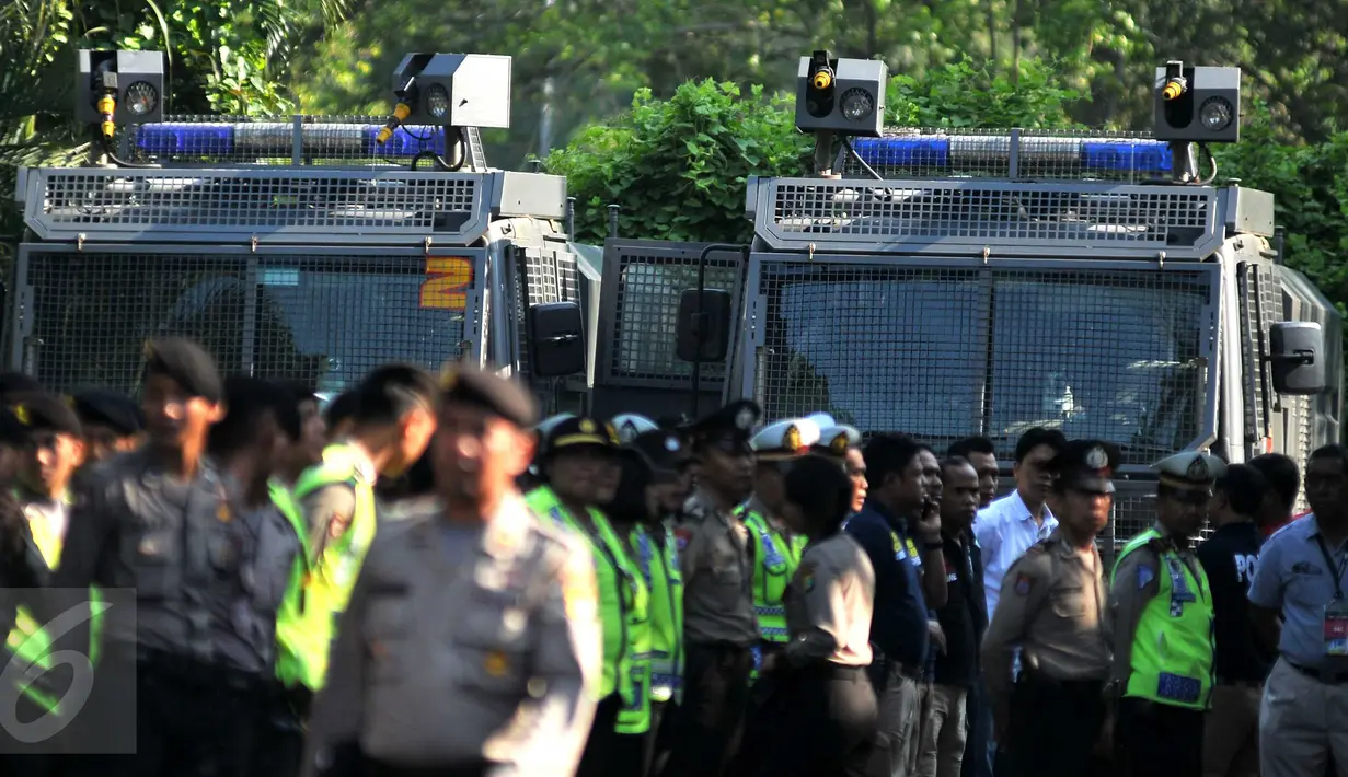 Kendaraan taktis disiagakan pada apel persiapan pengamanan KLB PSSI di dalam kawasan Ancol, Jakarta, Rabu (3/8). 834 personel gabungan dari Polda Metro Jaya dan Polres Metro Jakut melakukan apel pagi jelang KLB PSSI. (Liputan6.com/Gempur M Surya)