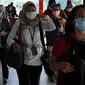 Warga beraktivitas menggunakan masker di kawasan Stasiun Palmerah, Jakarta, Sealasa (3/3/2020). Presiden Joko Widodo atau Jokowi mengimbau warga tidak panik terkait penyakit virus corona atau COVID-19 yang telah menjangkiti dua orang di Indonesia. (Liputan6.com/Johan Tallo)