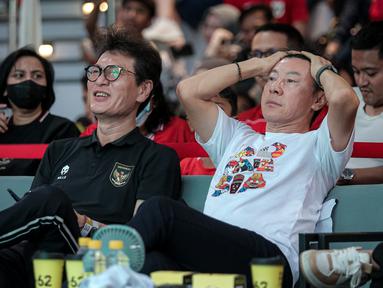 Ekspresi kecewa mantan pelatih Timnas Indonesia, Shin Tae-yong saat nonton bareng ketika Skuad Garuda kebobolan gol oleh Australia dalam laga lanjutan Putaran Ketiga Kualifikasi Piala Dunia 2026 di daerah sekitar Setiabudi, Jakarta Pusat, Kamis (20/03/2025) sore WIB. (Bola.com/Bagaskara Lazuardi)