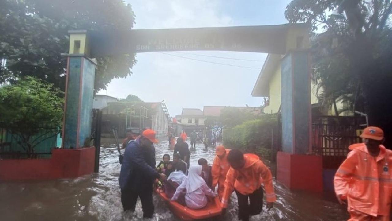 Ratusan Pelajar Dievakuasi Akibat Banjir Jakarta Barat Rendam SDN Srengseng