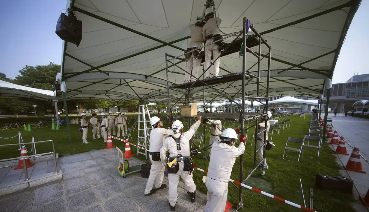 Para pekerja mempersiapkan fasilitas untuk Upacara Peringatan Perdamaian di Museum Peringatan Perdamaian Hiroshima, Hiroshima, Jepang, Selasa (4/8/2020). Kota Hiroshima akan memperingati 75 tahun pemboman atom oleh Amerika Serikat pada 6 Agustus 2020. (AP Photo/Eugene Hoshiko)