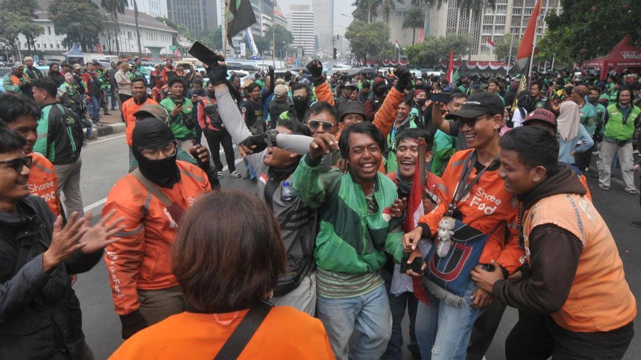 Kemudian, mereka juga menuntut pemerintah agar segera mengambil langkah konkret untuk melegalkan pekerjaan driver ojek online dalam undang-undang. Mereka berharap dengan adanya payung hukum yang jelas, hak dan kewajiban mereka sebagai pekerja dapat lebih 
