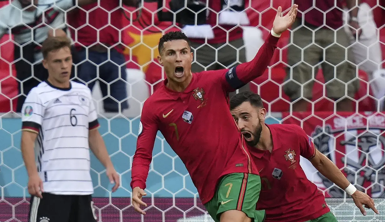 Cristiano Ronaldo. Nama besarnya tidak menjadi beban saat tampil di tiga laga fase grup. Terbukti, 5 gol dilesakkannya berkat motivasi yang kuat di tiap laga. Menghadapi Belgia, Cristiano Ronaldo berpeluang mengacak-acak pertahanan yang digalang Jan Vertonghen. (Foto: AP/Pool/Matthias Schrader)
