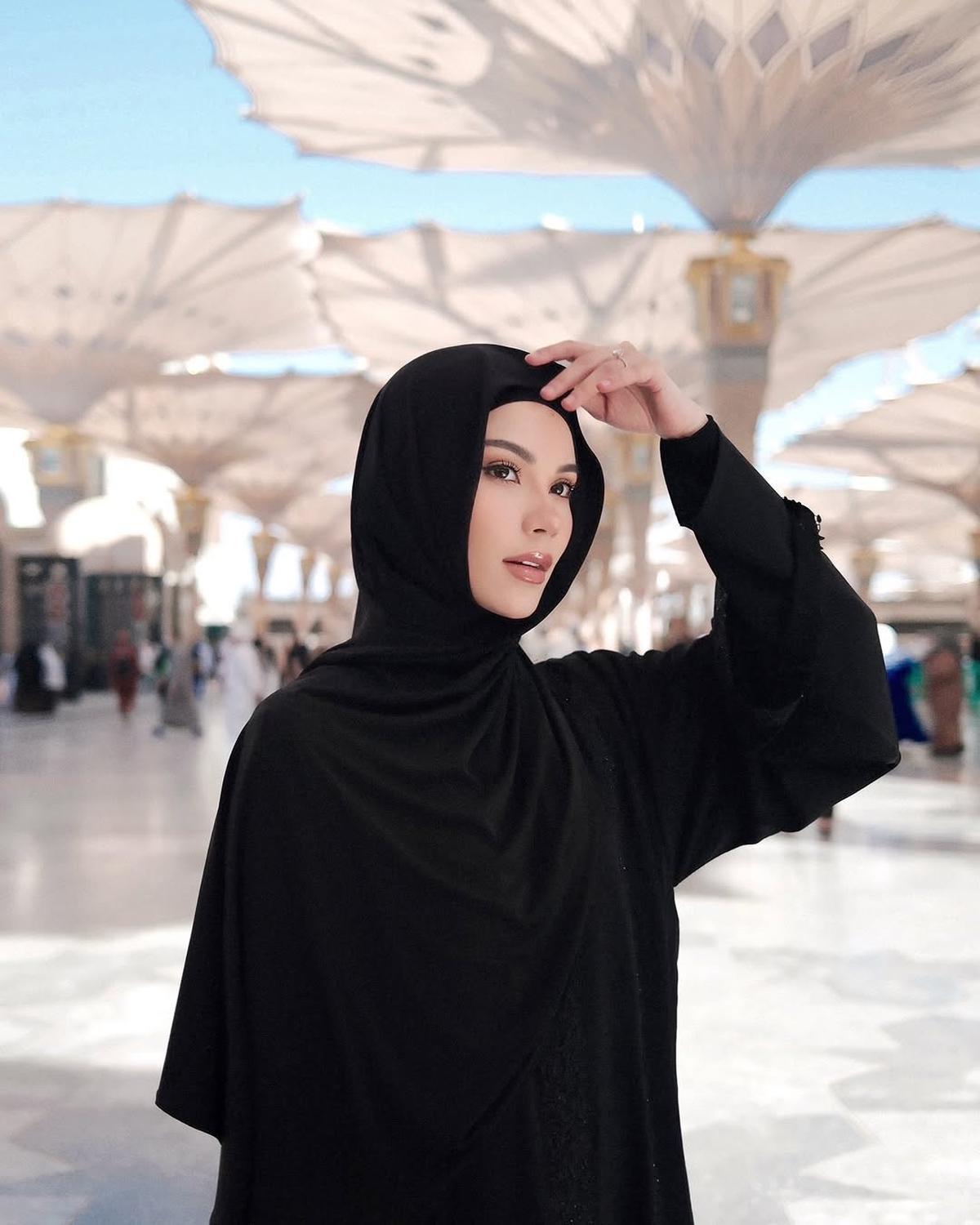 Momen Alyssa Daguise Umrah Bersama Ibu, Kompak dengan Warna Outfit Hitam yang Memesona