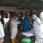 Tenaga medis melakukan rapid test massal di Pasar Pekkabata, Kabupaten Polman (Liputan6.com/Abdul Rajab Umar)