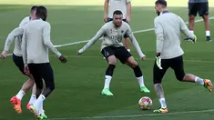 Penyerang Paris Saint-Germain (PSG) #07 Kylian Mbappe (tengah) menghadiri sesi latihan menjelang leg kedua perempat final Liga Champions 2023/2024, di Stadion Olimpic Lluis Companys, Barcelona, Senin (15/4/2024). (FRANCK FIFE / AFP)