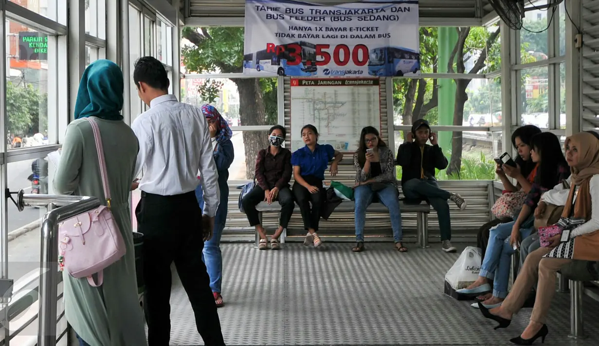 Suasana di Halte Busway, Jakarta, Senin (4/1/2016). Mulai hari Senin (4 Januari 2016) tarif BKTB yang semula Rp 6.000 turun menjadi Rp 3.500. (Liputan6.com/Yoppy Renato)