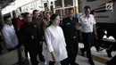 Menko PMK, Puan Maharani bersiap melepas pemudik gratis di Stasiun Senen, Jakarta Pusat, Rabu (21/6). Puan sempat menyapa pemudik yang pulang kampung menggunakan KA Gaya Baru tujuan Surabaya. (Liputan6.com/Faizal Fanani)