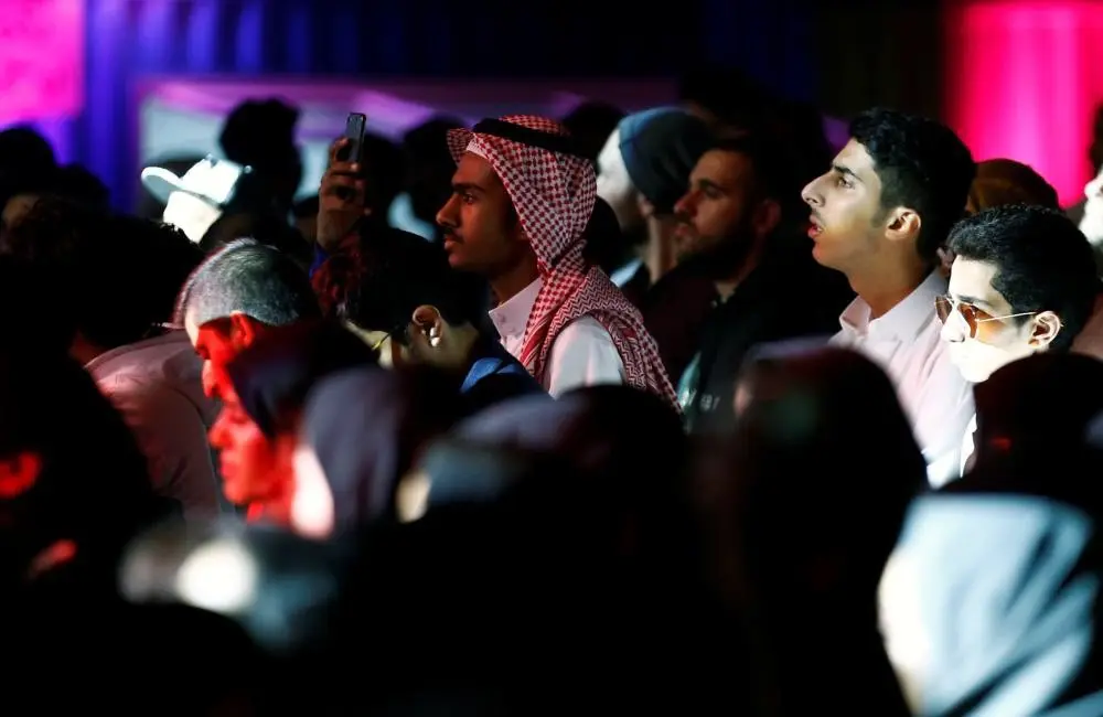 Muda-mudi Arab Saudi menyaksikan festival jazz di Riyadh -- acara pertama dalam sejarah negara tersebut -- yang digelar pada 23 - 25 Februari 2018 (Al Arabiya)