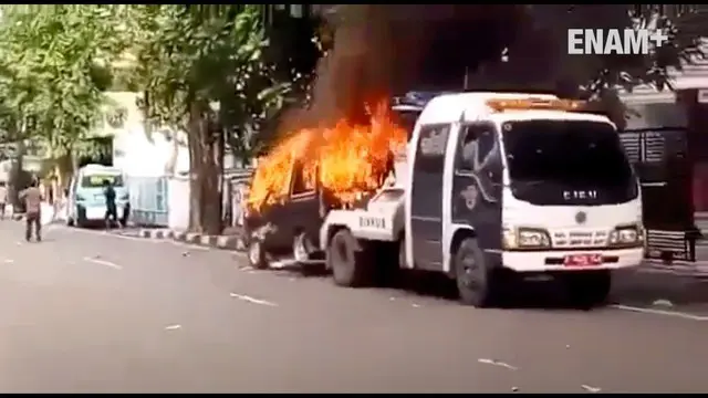 Pemilik mobil lakukan aksi nekat saat petugas Dinas Perhubungan DKI lakukan razia dengan membakar mobil pribadinya