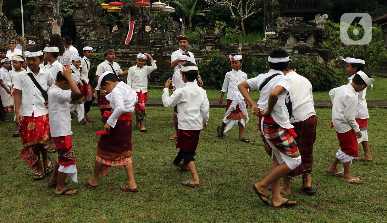 Anak-anak bersiap mengikuti perlombaan usai mengikuti upacara peringatan detik-detik Proklamasi di halaman Tugu Pahlawan Banjar Penglipuran, Kabupaten Bangli, Bali, Kamis (17/8/2023). (Liputan6.com/Helmi Fithriansyah)