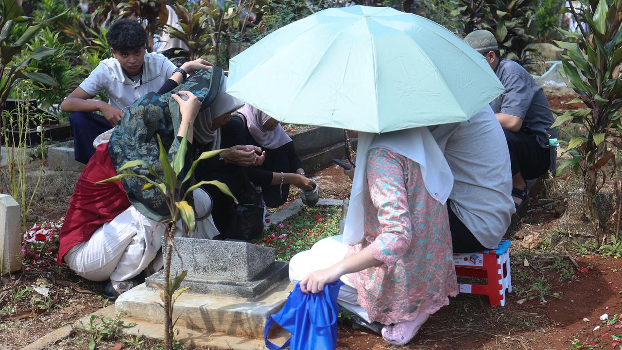 FOTO: Tradisi Ziarah Kubur Usai Shalat  Idul Fitri