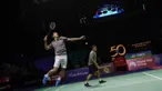 Legenda pebulu tangkis Indonesia, Taufik Hidayat (kiri) dan Sekjen PBSI, Fadil Imran bertanding dalam acara peringatan 50 tahun kerjasama antara Yonex dan PBSI di Istora Senayan, Jakarta, Sabtu (18/06/2022). (Bola.com/Bagaskara Lazuardi)