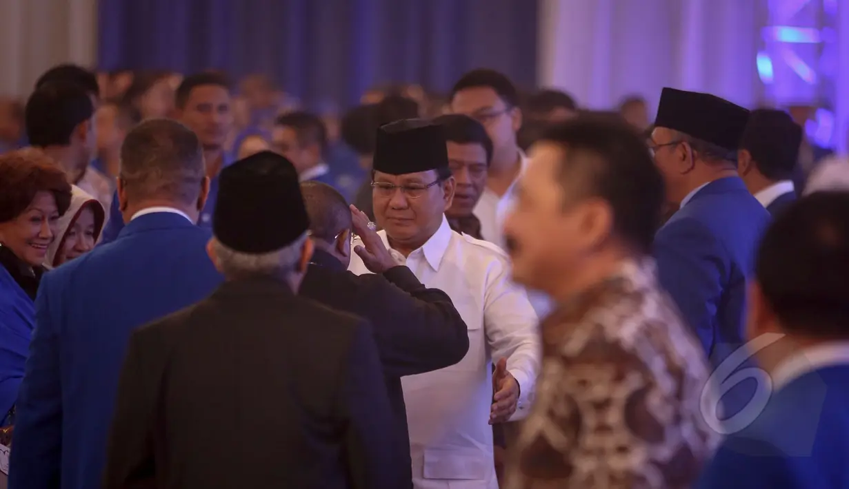 Ketum Partai Gerindra Prabowo Subianto (baju puith) menghadiri Rakernas PAN di Jakarta, Rabu (6/5/2015). Dalam acara itu juga dilantik Pengurus Dewan Pimpinan Pusat Partai Amanat Nasional Periode 2015-2020. (Liputan6.com/Faizal Fanani)