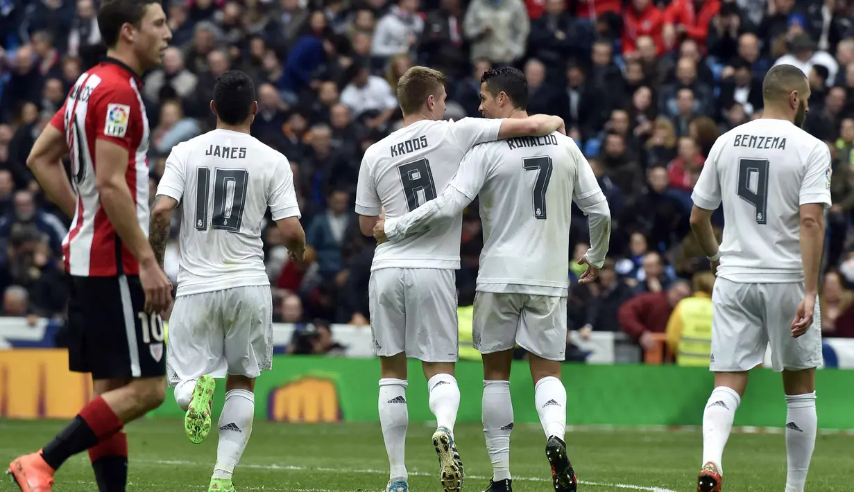 Cristiano Ronaldo merayakan gol ke gawang Athletic Club Bilbao bersama rekan-rekannya pada lanjtan La Liga Spanyol pekan ke-24 di Stadion Santiago Bernabeu,  Madrid, Sabtu (13/2/2016). (AFP/Gerrard Julien)