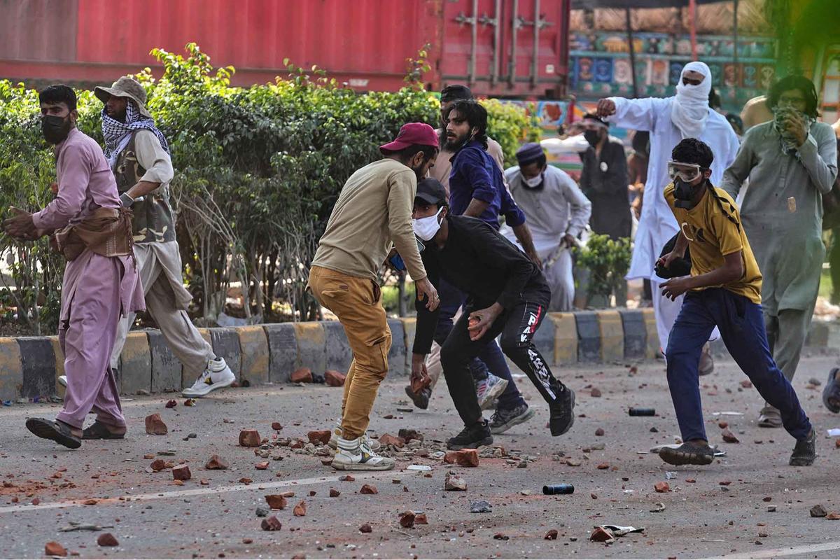 FOTO: Suasana Memanas di Lahore: Pendukung TLP Bentrok dengan Polisi Jelang Pawai Pro-Palestina