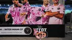 Model kertas pemain Inter Miami, Lionel Messi (tengah) rusak saat pertandingan persahabatan antara Tim Hong Kong All Stars melawan Inter Miami di Stadion Hong Kong, Hong Kong, Minggu, 4 Februari 2024 waktu setempat. Hal itu akibat luapan kekecewaan fans Hong Kong karena Lionel Messi tak dimainkan. (AP Photo/Louise Delmotte)