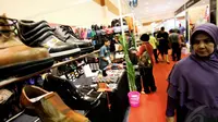 Pengunjung melihat contoh produk sepatu dalam pameran di Jakarta Convention Center (JCC), Jakarta (30/5/2014) (Liputan6.com/Faizal Fanani).