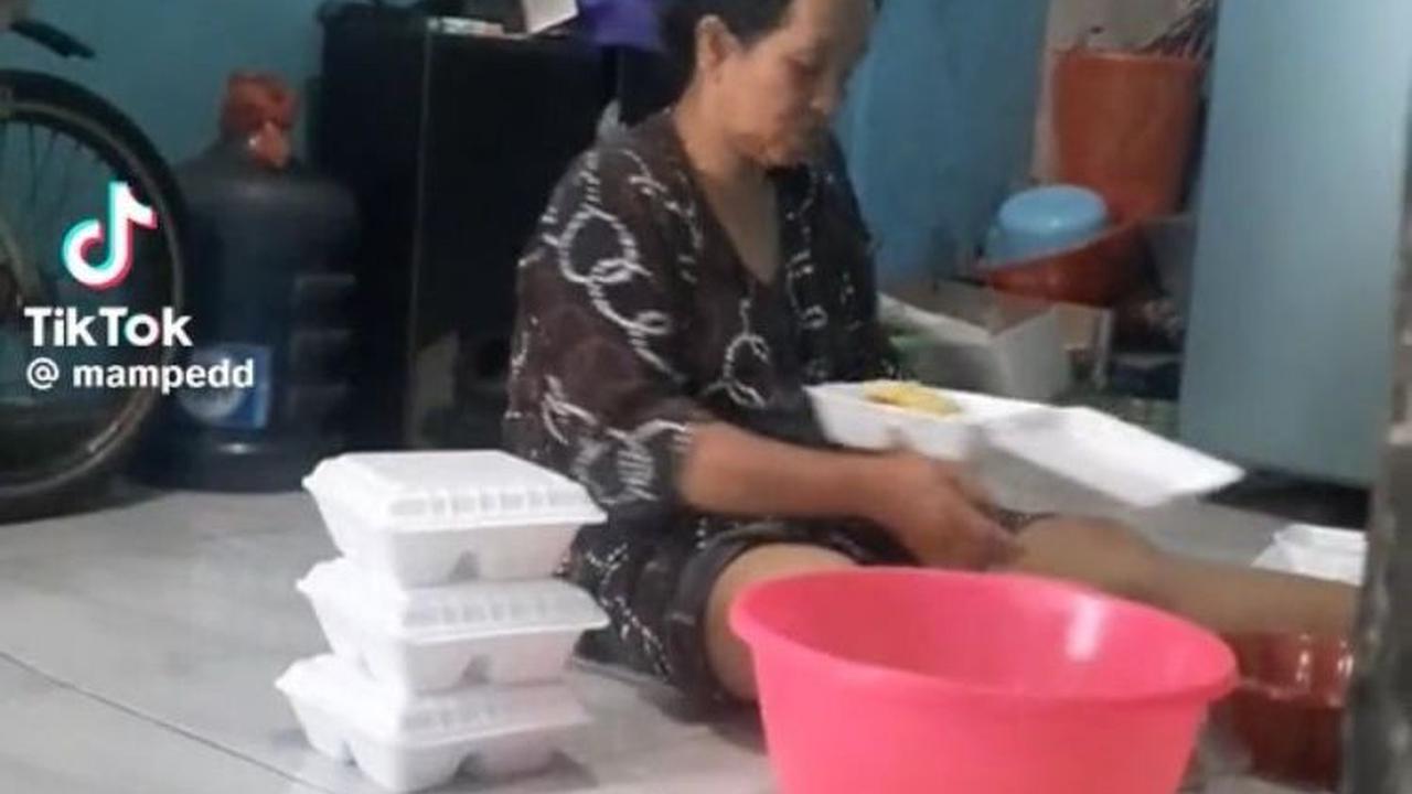 Kedua orang tuanya pun harus bekerja keras untuk membiayainya kuliah.<br>