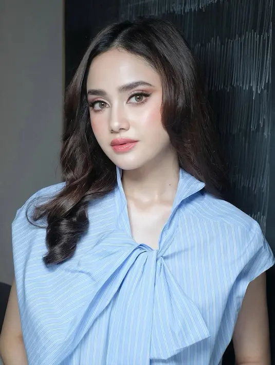 Dipulas MUA Adlin Cantika, Syifa Hadju pancarkan aura calon pengantin dengan wajah glowing [@adliacornain]