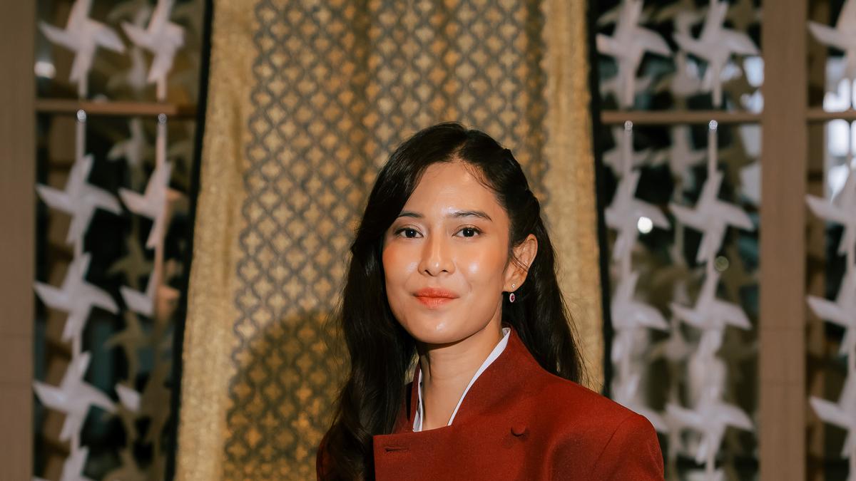 Dian Sastrowardoyo Bikin Beskap Makin Edgy, Dipadukan Ripped Jeans dan Tas Hermes