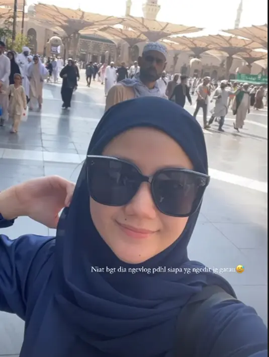 Selain momen romantisnya bareng suami, penampilan pemeran Nina dalam sinetron Namaku Mentari tahun 2008 ini juga bikin pangling. Tampil dalam balutan jilbab besar, Jessica Anastasya tampil berbeda. Pesona artis kelahiran 20 Desember 1996 ini semakin terpancar ketika kenakan hijab. Kacamata hitam yang dikenakannya membuat penampilan Jessica jadi makin menarik. (Liputan6.com/IG/@jessicaanastasya20)