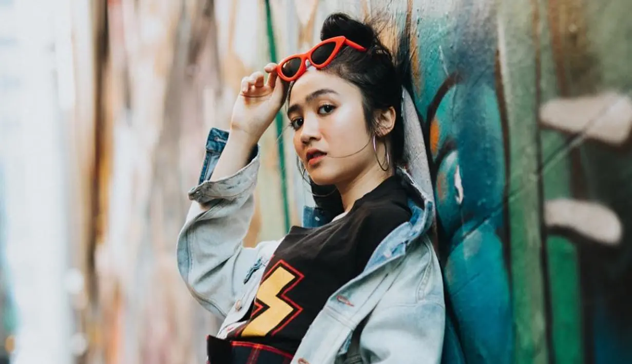 Denim menjadi busana pilihan banyak orang karena bisa memberikan kesan santai dan stylish. Hal itu juga dilakukan oleh Febby Rastanty. Pemain sinetron Pura-Pura Kaya ini tampil trendi dengan jaket denim. (Liputan6.com/IG/@febbyrastanty)