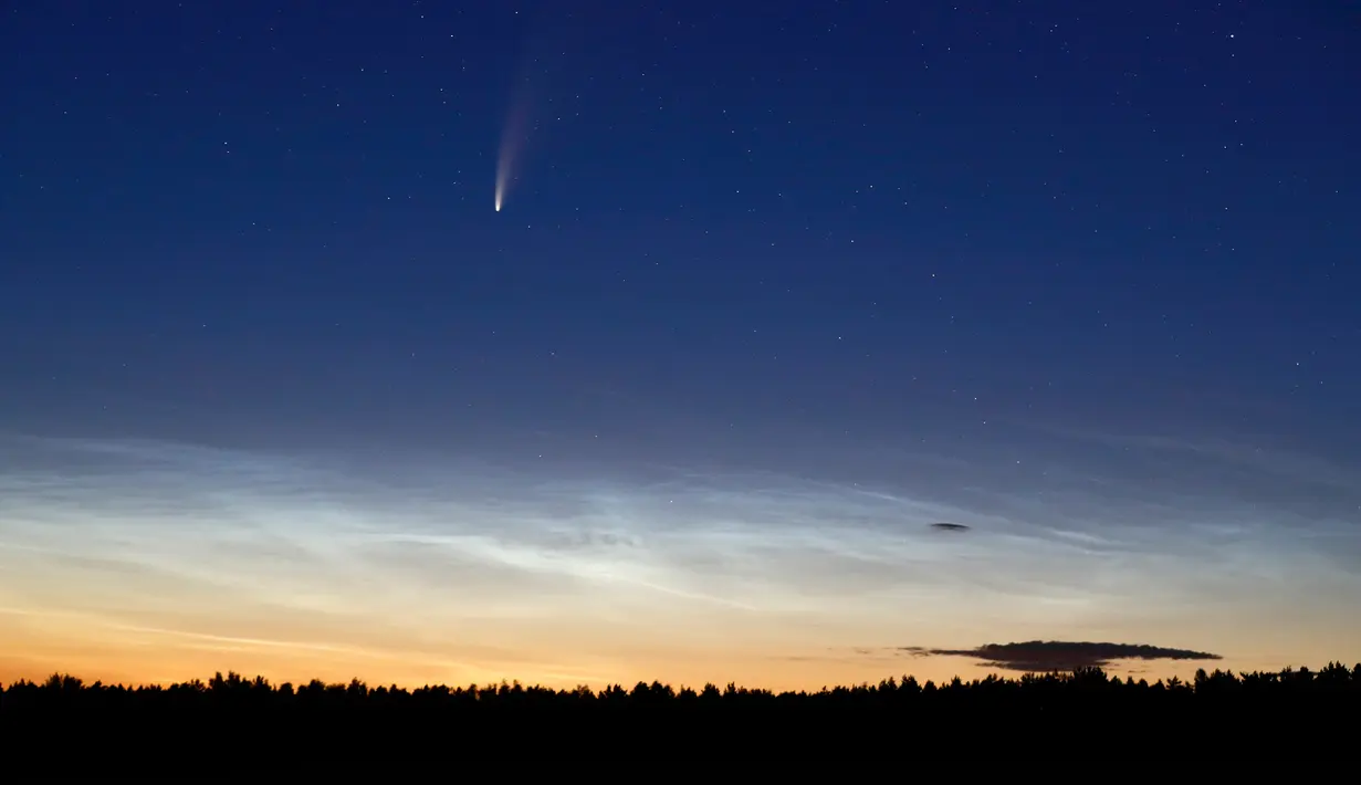 Komet Neowise atau C / 2020 F3 terlihat di dekat desa Turets, Belarus, 110 kilometer (69 mil) barat ibu kota Minsk, Selasa (14/7/2020) pagi. Bulan ini, komet Neowise melintasi tata surya bagian dalam untuk pertama kalinya dalam 6.800 tahun. (AP Photo/Sergei Grits)