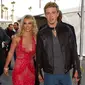 Britney Spears dan pacarnya saat itu, Justin Timberlake, tiba di Annual American Music Awards ke-29 di Los Angeles, California, Amerika Serikat, 9 Januari 2002. (AFP PHOTO/Lucy Nicholson)