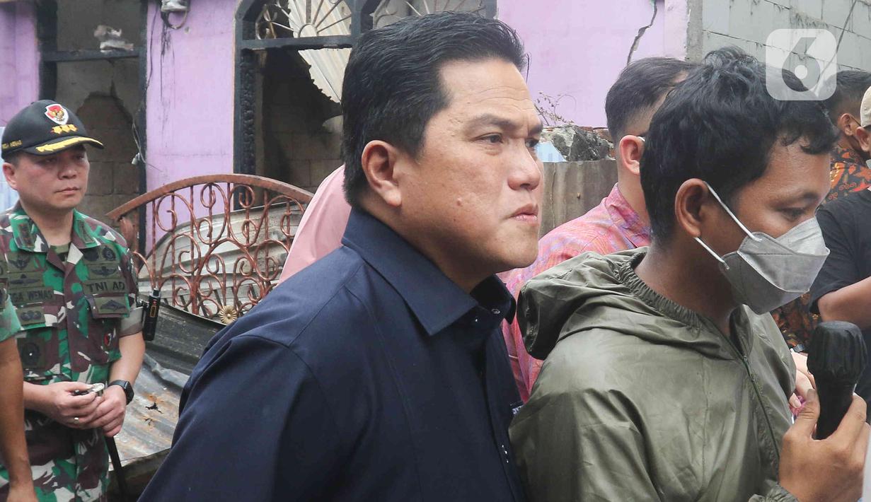 Menteri BUMN Erick Thohir meninjau lokasi kebakaran Depo Pertamina Plumpang, Jakarta Utara, Sabtu (4/3/2023). Erick Thohir memastikan kalau investigasi bakal berjalan secara optimal. (Liputan6.com/Herman Zakharia)
