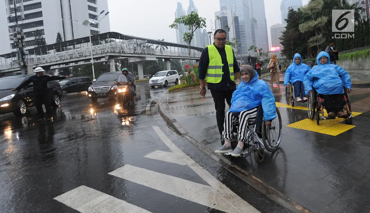 Penyandang disabilitas mencoba fasilitas penyeberangan yang baru dibangun oleh Pemprov DKI di kawasan Dukuh Atas, Jakarta, Senin (3/12). Kegiatan ini difasilitasi oleh Institute of Professional Training And Development (IPTD). (Merdeka.com/Arie Basuki)