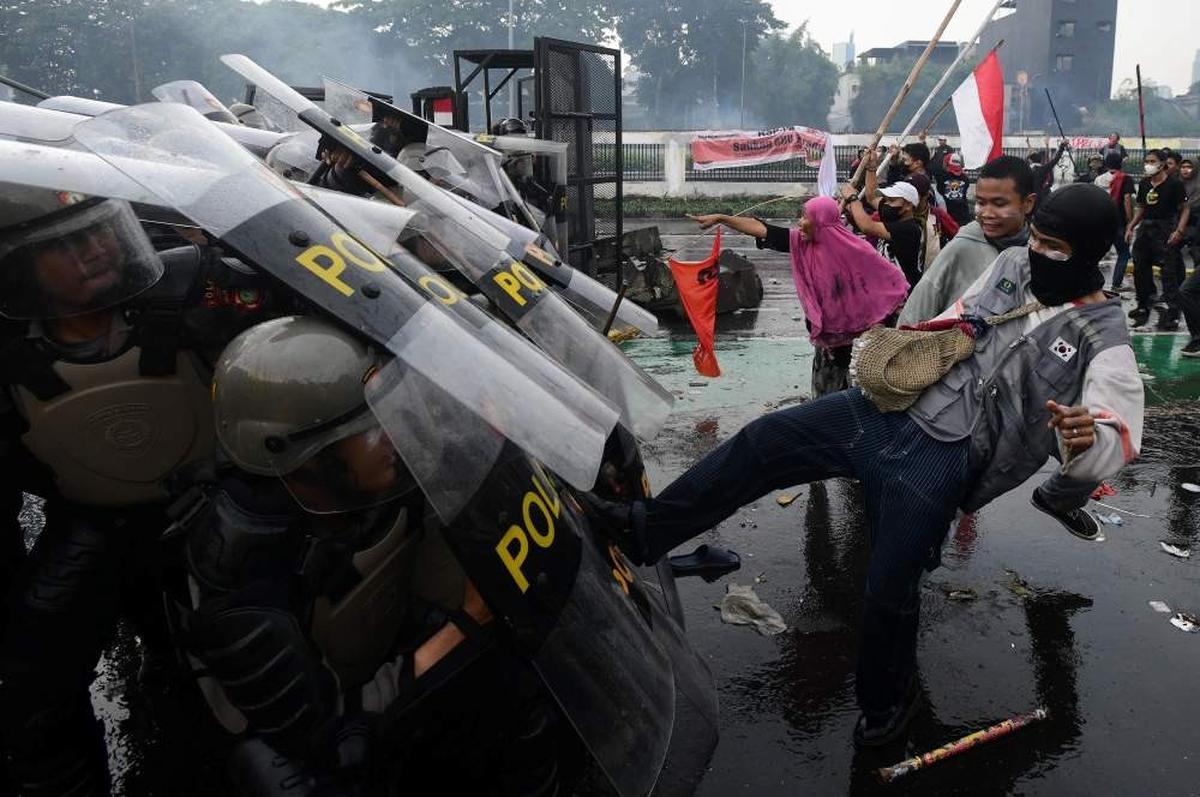 Bentrokan Panas Pengunjuk Rasa vs Polisi di DPR