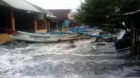 Gelombang tinggi menghantam 24 wilayah di pesisir Pulau Jawa. (Dok BNPB)