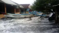 Gelombang Tinggi Rusak Ratusan Bangunan di Pesisir Jawa