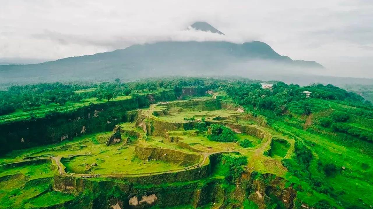 Pemandangan wisawat bekas tambang pasir di Lembah Diyeng Pasuruan, Jawa Timur