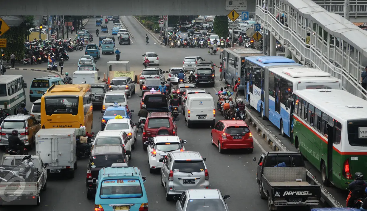 Sejumlah kendaraan mengantri untuk bisa melewati perempatan Jalan Matraman Raya, Jakarta, Selasa (19/1/2016). Jalan Matraman Raya yang mengarah Kramat Raya macet parah imbas dari perbaikan saluran air. (Liputan6.com/Helmi Fithriansyah)