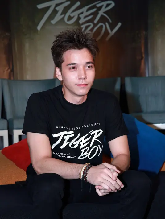 'Di film ini, gue jadi Radja, seorang anak manusia yang tinggalnya di hutan, nggak bisa ngomong pula dan jago bela diri,' ucap Stefan William. (Deki Prayoga/Bintang.com)