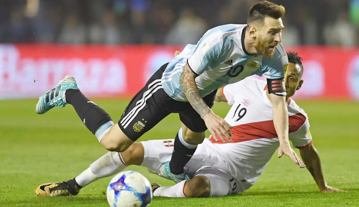 Kapten Argentina, Lionel Messi (kiri) terjatuh saat berebut bola dengan  pemain Peru, Victor Yotun pada laga Kualifikasi Piala Dunia 2018 di Buenos Aires, (5/10/2017). Argentina bermain imbang 0-0 lawan Peru. (AFP/Eitan Abramovich)