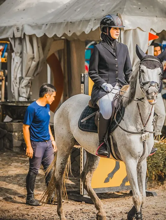 Ikut kompetisi berkuda, Shireen Sungkar tampak kece mengenakan jaket berkuda yang dipadu hijab dan long pants putih. [Foto: Instagram].