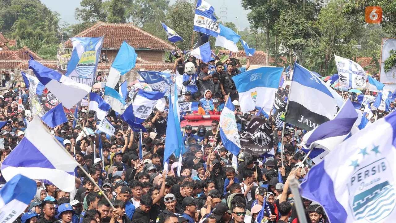 Foto: Pesta Berlanjut! Persib Bandung Rayakan Juara Liga 1 di Kediaman Umuh Muchtar