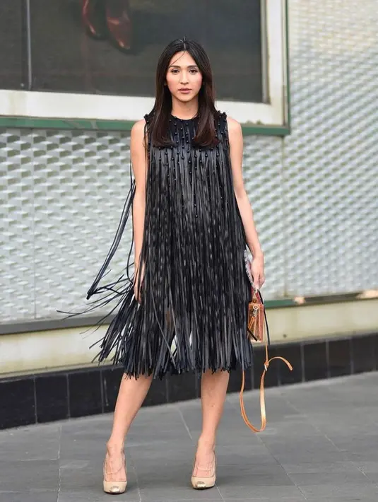 Ingin nuansa yang lebih bold dan edgy? Dress beraksen fringe dipadu dengan brown handbag dan nude heels bisa diandalkan. (Instagram/denarachman).