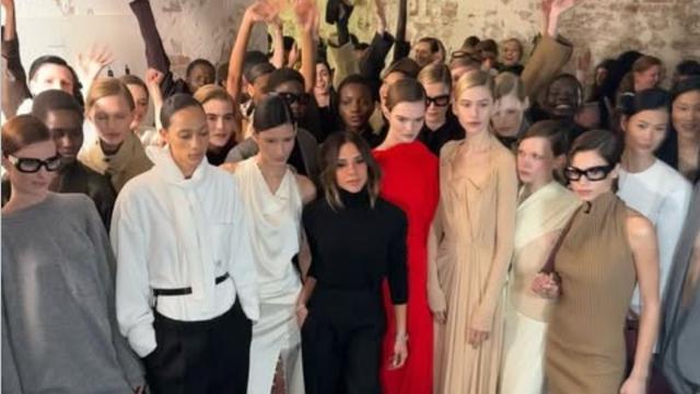 Victoria Beckham dikelilingi modelnya usai peragaan busana