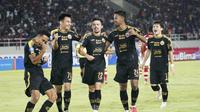 Para pemain Persija Jakarta merayakan gol yang dicetak oleh Oliver Bias ke gawang Persis Solo dalam lanjutan BRI Liga 1 2023/2024, Sabtu (30/9/2023) di Stadion Manahan, Solo, Jawa Tengah. (Dok. Persija Jakarta)