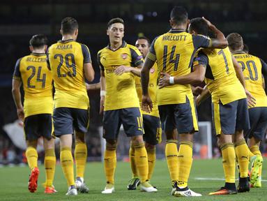 Para pemain Arsenal, merayakan gol  Theo Walcott saat melawan FC Basel pada laga grup A Liga Champions di Emirates stadium, London, Kamis (29/9/2016)dini hari WIB. Arsenal menang 2-0. (AP/Alastair Grant)